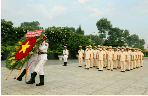 Public security forces commemorate Uncle Ho ahead of national reunification anniversary